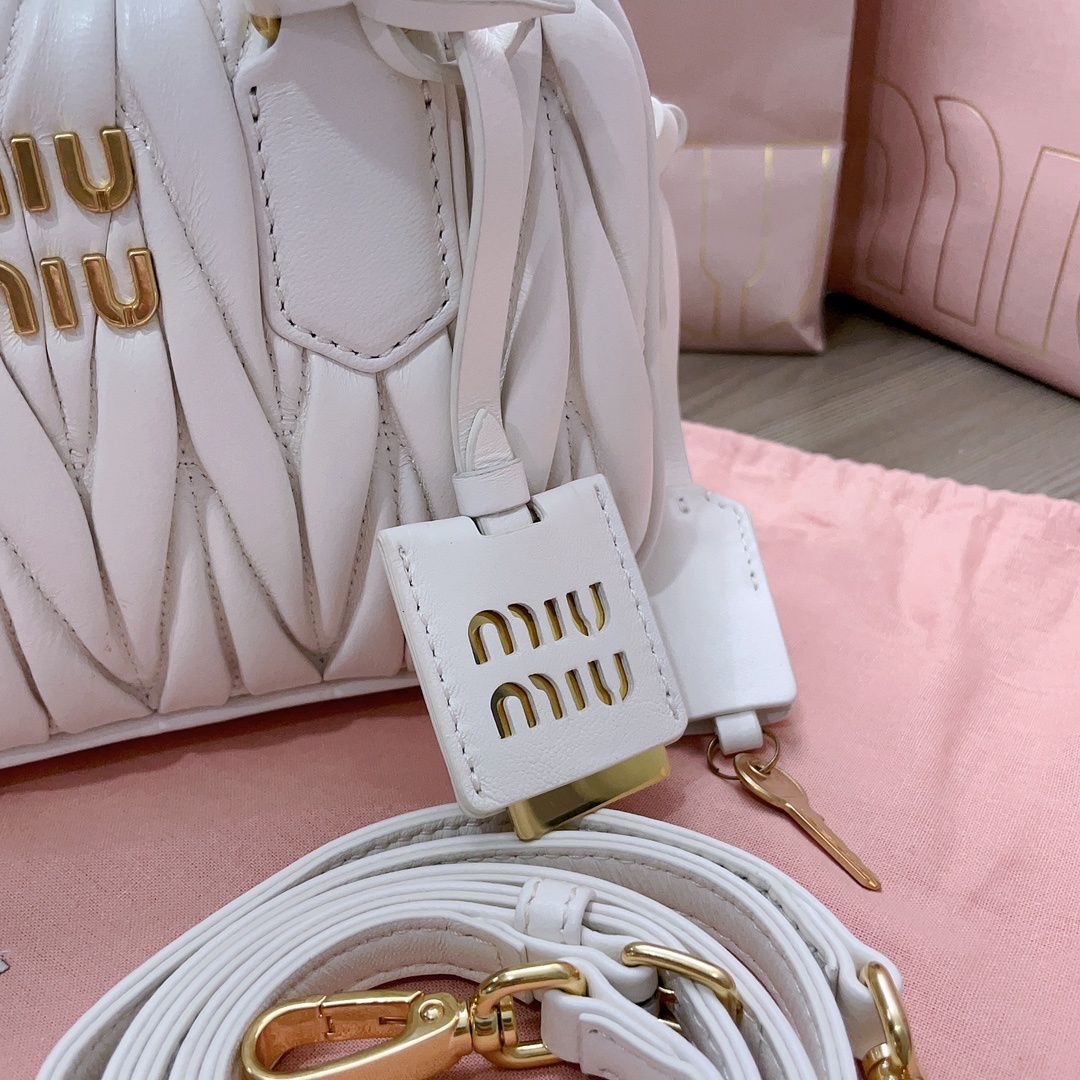 BB123MiuMiu新品toopretty保龄球手袋采用进口小羊皮经典品牌标志性Matelasse纹理