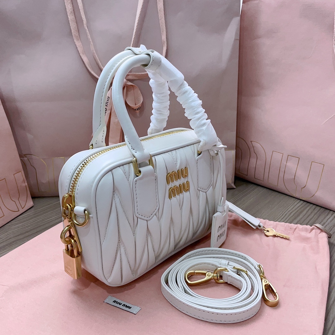 BB123MiuMiu新品toopretty保龄球手袋采用进口小羊皮经典品牌标志性Matelasse纹理