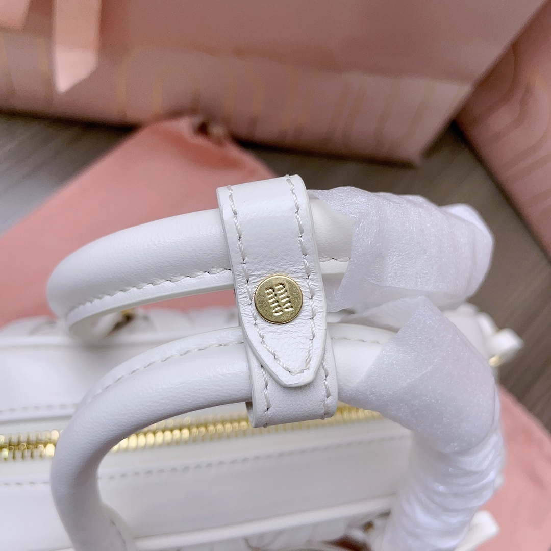 BB123MiuMiu新品toopretty保龄球手袋采用进口小羊皮经典品牌标志性Matelasse纹理