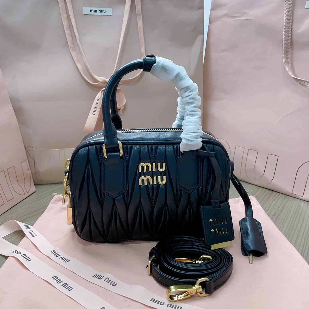 BB123MiuMiu新品toopretty保龄球手袋采用进口小羊皮经典品牌标志性Matelasse纹理