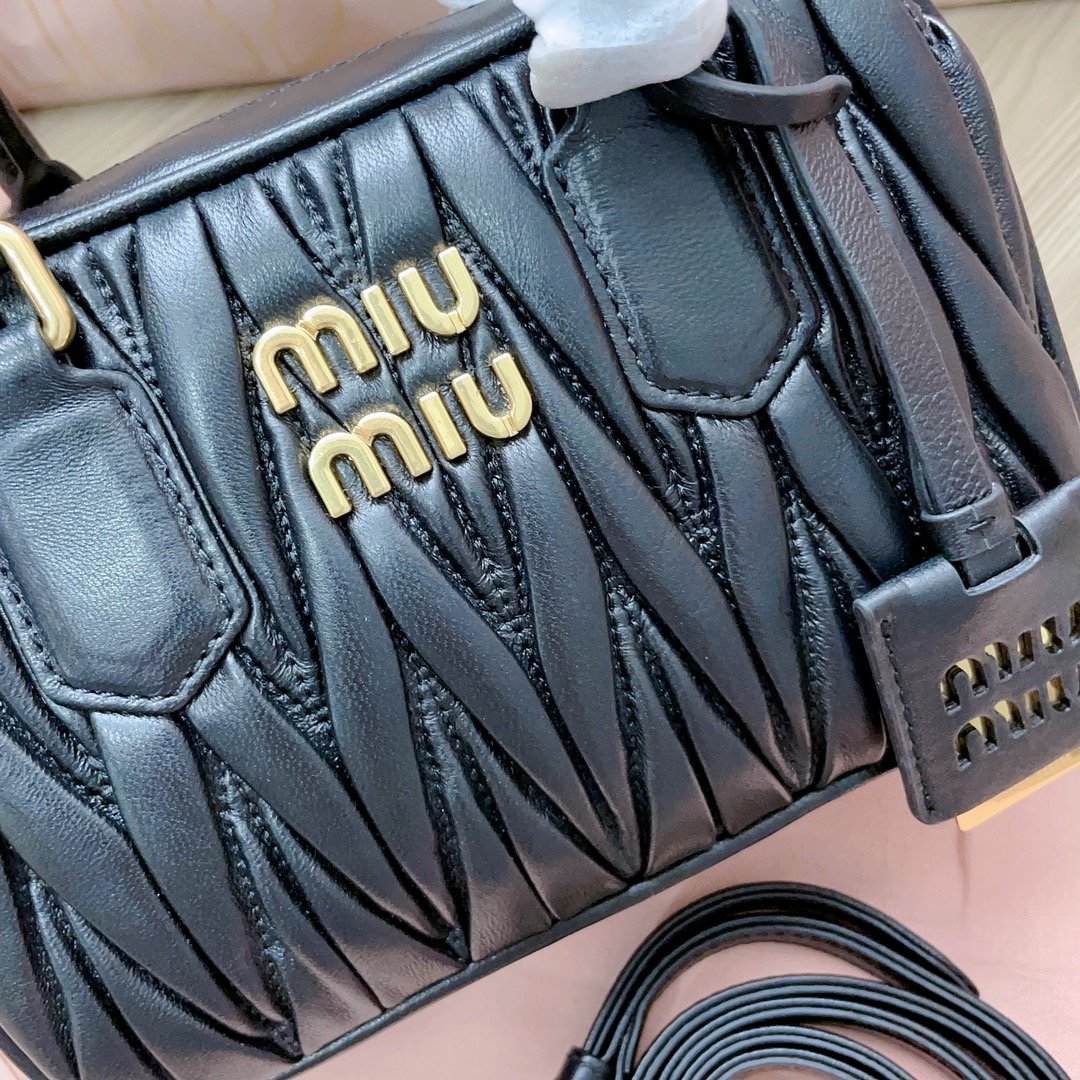 BB123MiuMiu新品toopretty保龄球手袋采用进口小羊皮经典品牌标志性Matelasse纹理