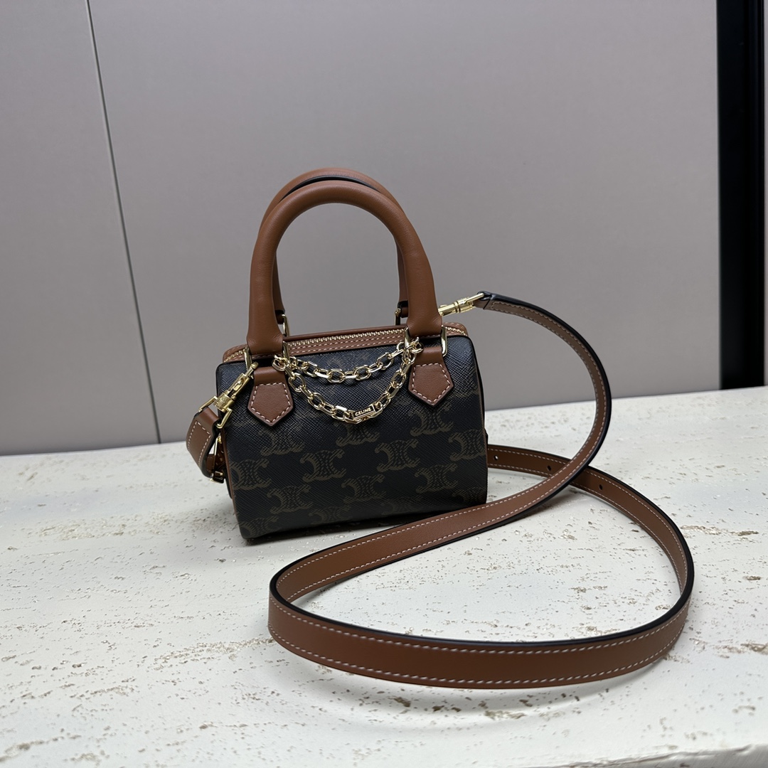 NO:183417,Genuine grade (original leather version) MiNi pillow bag, please check the counter synchronous small hanging TRIOMPHE artificial leather mini Boston bag 6 X 4 X 3 inches (14 X 9.5 X 8 cm) TRIOMPHE CANVAS logo printing, cowhide edging Fabric fabric lining Gold metal parts Zipper lock Adjustable removable leather shoulder strap length 21 inches (53 cm) Leather hand-length 3 inches (6.5 cm) Chain wrap handle, can be attached with pendant. No. 195112BZJ.04LU, Celine, cowhide19860909正品级（原厂皮版本）MiNi枕头包请认准专柜同步小挂饰TRIOMPHE人造革迷你波士顿包 6 X 4 X 3英寸(14 X 9.5 X 8厘米) TRIOMPHE CANVAS标志印花,牛皮革包边 织物面料衬里 金色金属件 拉链锁闭 可调节可拆卸皮革肩带长21英寸（53厘米） 皮革手挽长3英寸（6.5厘米） 链条缠绕手柄,可挂附吊坠. 编号195112BZJ.04LU,赛琳,celine,cowhide,Bag