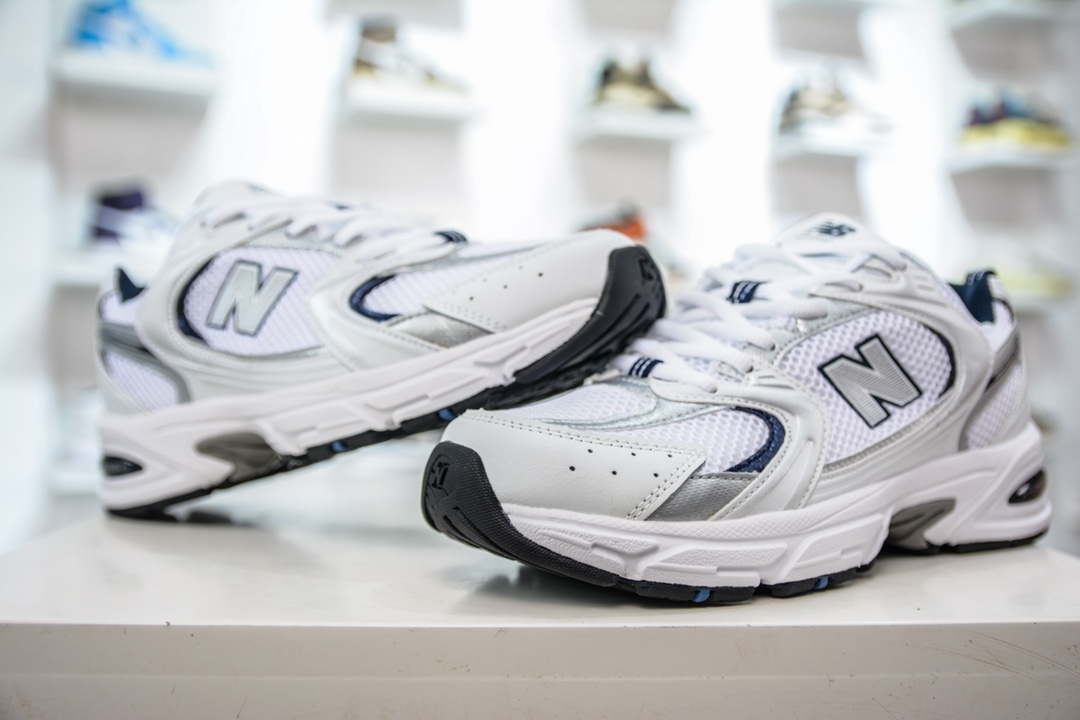 The original NewBalance 530 series sports shoes continue with the NB530 and another pair of retro sports shoes with good looks, MR530SG.