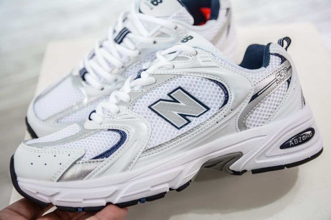 The original NewBalance 530 series sports shoes continue with the NB530 and another pair of retro sports shoes with good looks, MR530SG.