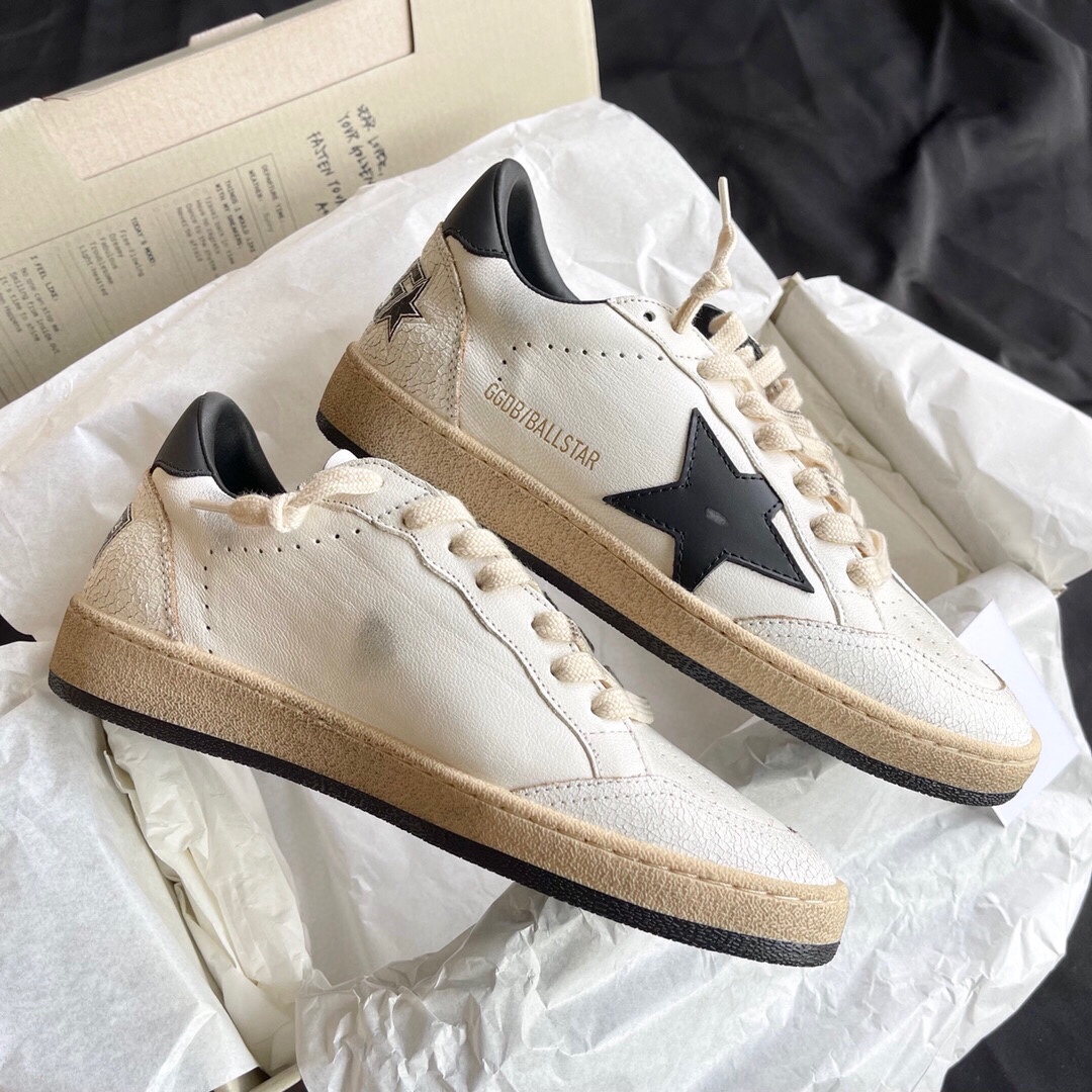 P240
▪️Golden Goose Deluxe Brand～GGDB SNERKERS 经典小脏鞋系列～（手绘款打印）

鞋面顶级水染牛皮拼接爆裂纹牛皮，内里高密毛巾布，垫脚牛皮～
乳胶垫 2cm每双都有气孔和钢印Logo 内增高活动鞋垫可以拿出来，TPU大底耐磨～

#size：35-44
基本款💰