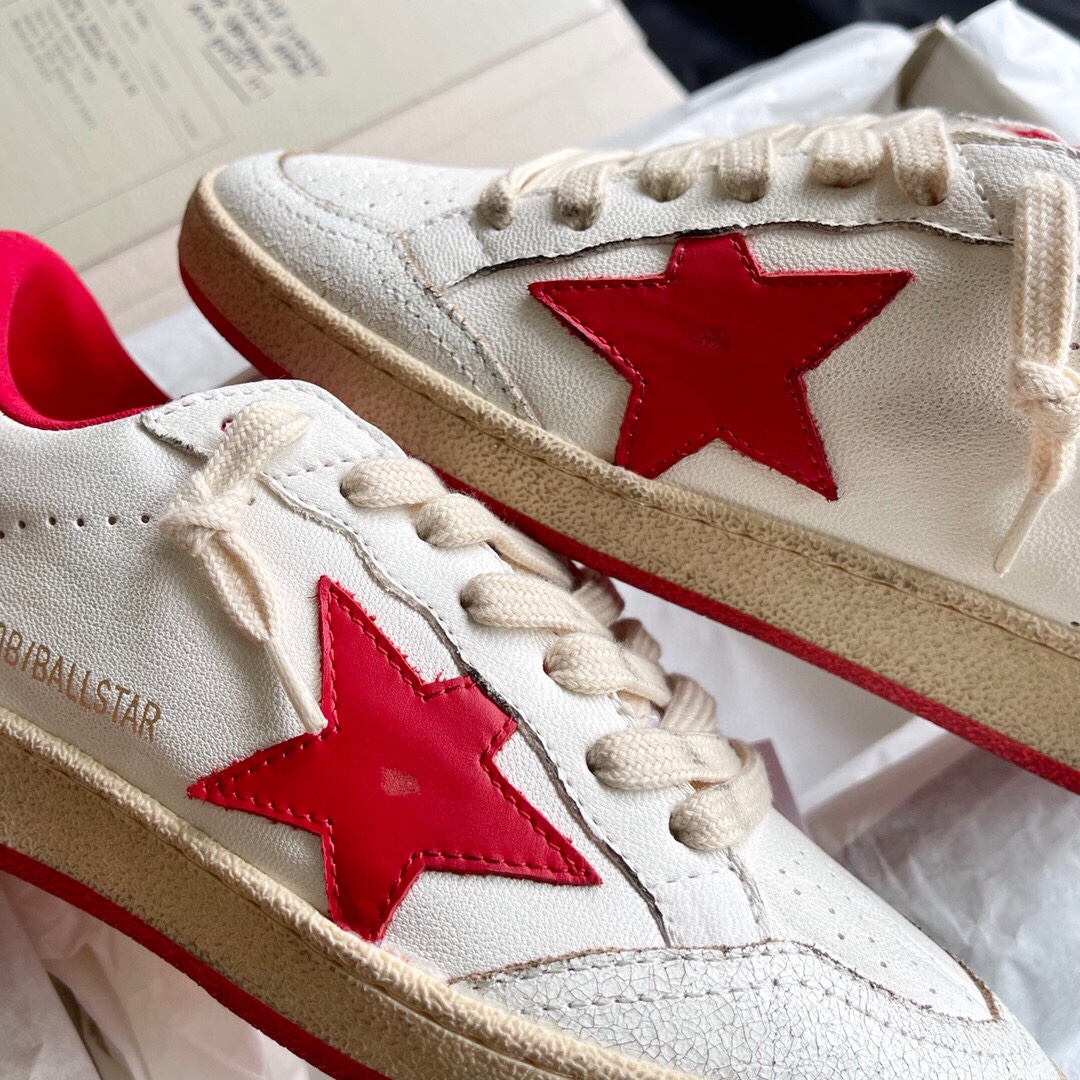 P240
▪️Golden Goose Deluxe Brand～GGDB SNERKERS 经典小脏鞋系列～（手绘款打印）

鞋面顶级水染牛皮拼接爆裂纹牛皮，内里高密毛巾布，垫脚牛皮～
乳胶垫 2cm每双都有气孔和钢印Logo 内增高活动鞋垫可以拿出来，TPU大底耐磨～

#size：35-44
基本款💰