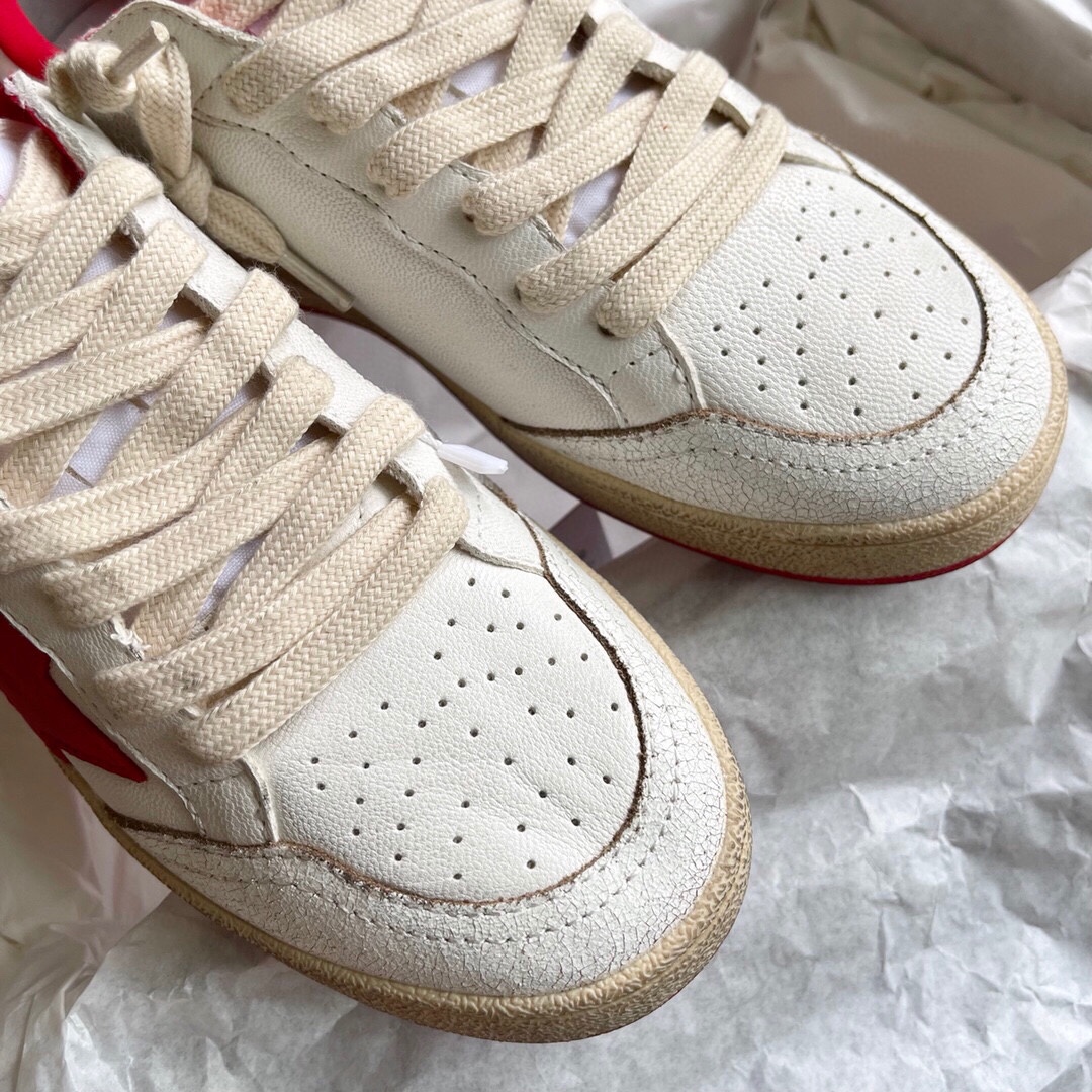 P240
▪️Golden Goose Deluxe Brand～GGDB SNERKERS 经典小脏鞋系列～（手绘款打印）

鞋面顶级水染牛皮拼接爆裂纹牛皮，内里高密毛巾布，垫脚牛皮～
乳胶垫 2cm每双都有气孔和钢印Logo 内增高活动鞋垫可以拿出来，TPU大底耐磨～

#size：35-44
基本款💰