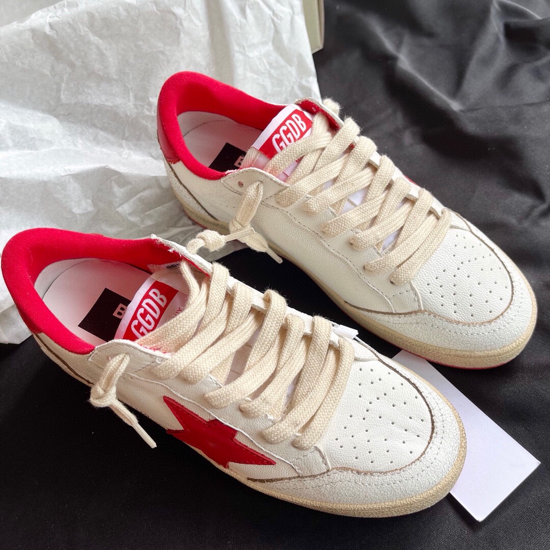 P240
▪️Golden Goose Deluxe Brand～GGDB SNERKERS 经典小脏鞋系列～（手绘款打印）

鞋面顶级水染牛皮拼接爆裂纹牛皮，内里高密毛巾布，垫脚牛皮～
乳胶垫 2cm每双都有气孔和钢印Logo 内增高活动鞋垫可以拿出来，TPU大底耐磨～

#size：35-44
基本款💰