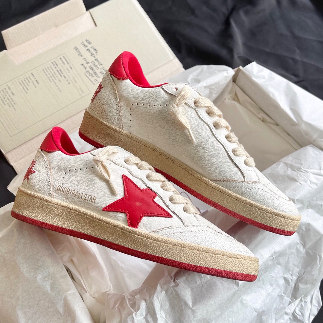 P240
▪️Golden Goose Deluxe Brand～GGDB SNERKERS 经典小脏鞋系列～（手绘款打印）

鞋面顶级水染牛皮拼接爆裂纹牛皮，内里高密毛巾布，垫脚牛皮～
乳胶垫 2cm每双都有气孔和钢印Logo 内增高活动鞋垫可以拿出来，TPU大底耐磨～

#size：35-44
基本款💰