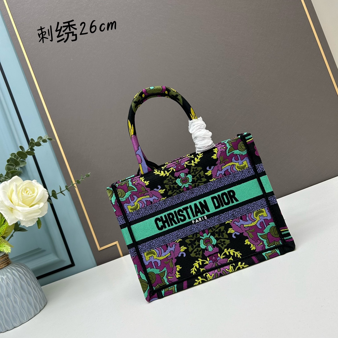 350 BOOK TOTE 手袋这款 Book Tote 手袋