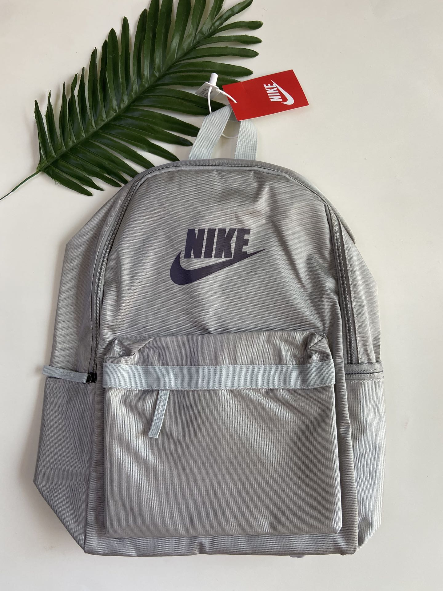 供货价:63💰开学季背包🎒原单好货,原包装吊牌，，NIKE耐克 男女简约百搭休闲双肩包户外运动大容量轻便背包电脑包校园高中大学生书包 尺寸:44×30×14