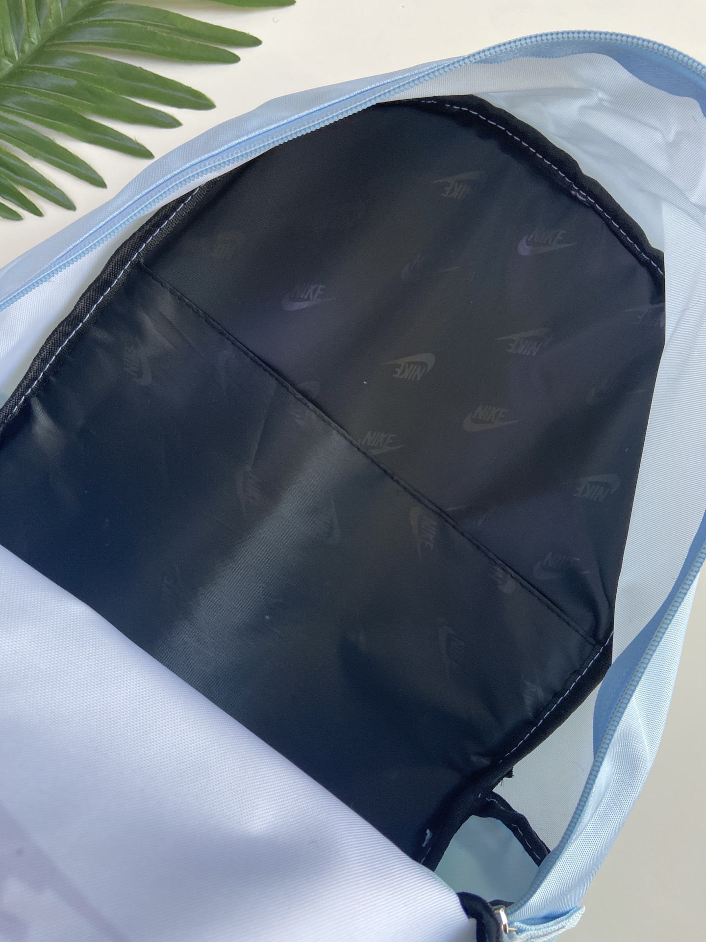 供货价:63💰开学季背包🎒原单好货,原包装吊牌，，NIKE耐克 男女简约百搭休闲双肩包户外运动大容量轻便背包电脑包校园高中大学生书包 尺寸:44×30×14