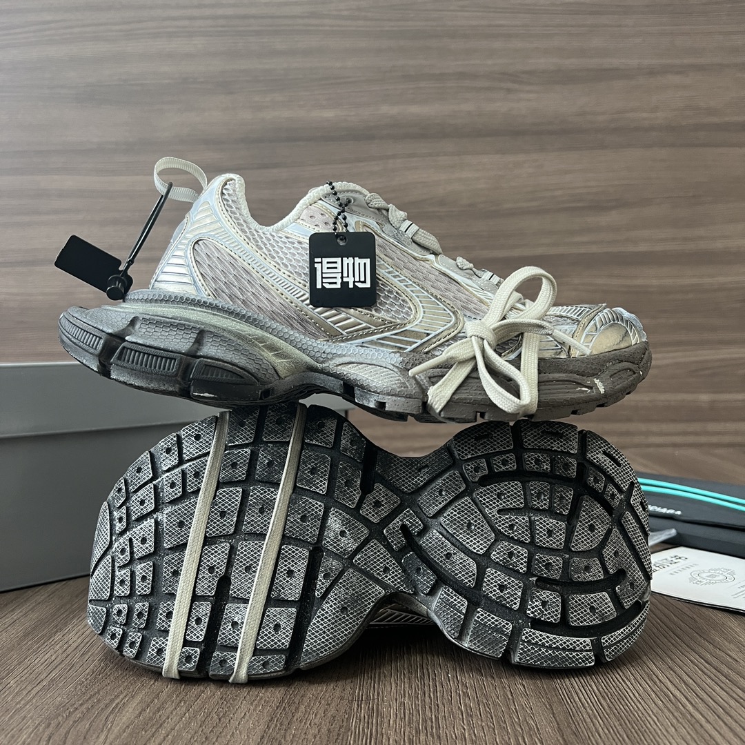 Balenciaga Balenciaga Phantom Sneaker 巴黎世家全新做旧十代米金涂鸦做旧潮流跑鞋 在延续 Track Trainer 户外轮廓和复杂鞋面结构的同时