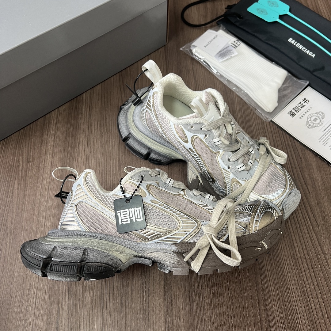 Balenciaga Balenciaga Phantom Sneaker 巴黎世家全新做旧十代米金涂鸦做旧潮流跑鞋 在延续 Track Trainer 户外轮廓和复杂鞋面结构的同时