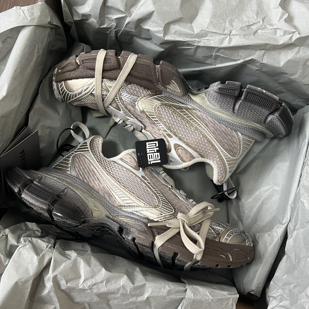 Balenciaga Balenciaga Phantom Sneaker 巴黎世家全新做旧十代米金涂鸦做旧潮流跑鞋 在延续 Track Trainer 户外轮廓和复杂鞋面结构的同时