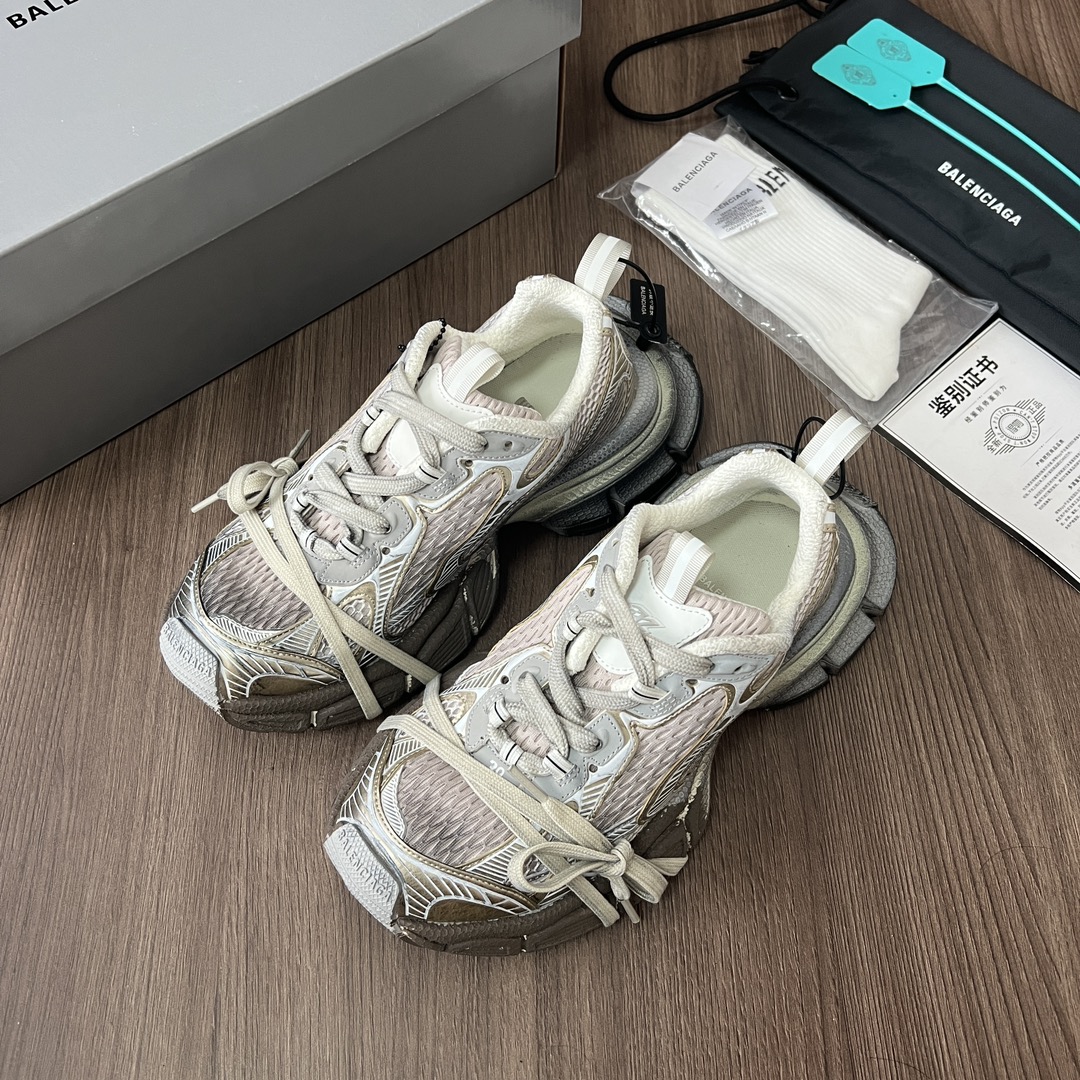 Balenciaga Balenciaga Phantom Sneaker 巴黎世家全新做旧十代米金涂鸦做旧潮流跑鞋 在延续 Track Trainer 户外轮廓和复杂鞋面结构的同时