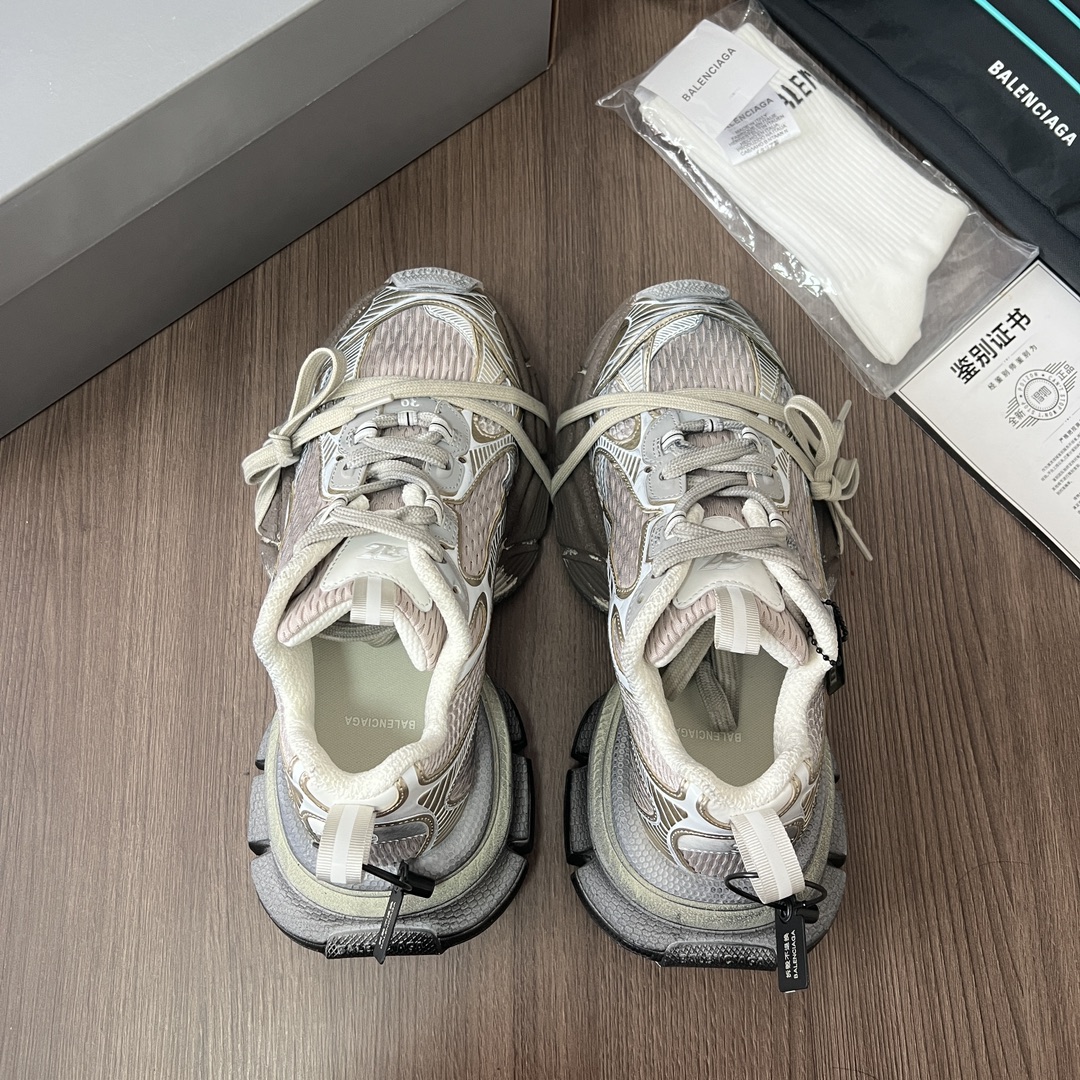 Balenciaga Balenciaga Phantom Sneaker 巴黎世家全新做旧十代米金涂鸦做旧潮流跑鞋 在延续 Track Trainer 户外轮廓和复杂鞋面结构的同时