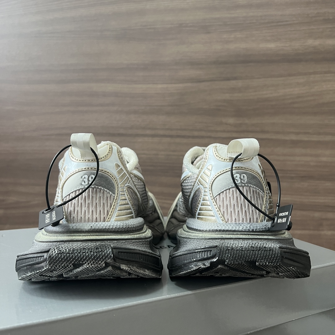 Balenciaga Balenciaga Phantom Sneaker 巴黎世家全新做旧十代米金涂鸦做旧潮流跑鞋 在延续 Track Trainer 户外轮廓和复杂鞋面结构的同时