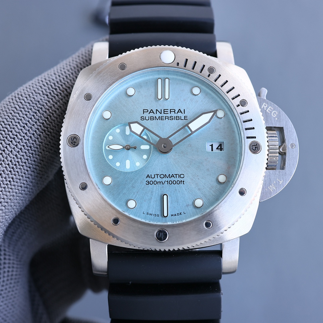 NO:394428,Panerai SUBMERSIBLE BMG-TECH ─ The 47mm stealth series LM8 metal glass watch is made of Panerai's new BMG-TECH material, which has super high strength and scratch resistance. In addition, the bezel is made of Carbotech material, which has an irregular matte black appearance, and the appearance presented differently in different cutting methods. Each watch is unique. The black dial follows the characteristics of the previous LUMINOR series. The circular scale and hollow hands are highly recognizable, and are covered with Super-LumiNova super luminous coating to ensure that time information can be clearly read in dark environments. A date display window is set at 3 o'clock.19860909沛纳海SUBMERSIBLE BMG-TECH ─ 47毫米潜行系列LM8金属玻璃腕表搭配原装进口全自动机械机芯以沛纳海全新材质BMG-TECH材质打造而成,拥有超高的强韧度和抗划伤性能.另外表圈上应用的是Carbotech材质,这种材质具有不规则的哑光黑色外观,切割方式不同呈现出来的外貌也不一样,每一款腕表都是独一无二.黑色的表盘上沿袭了之前LUMINOR系列的特色,圆形刻度和镂空指针极具辨识度,并且覆以Super-LumiNova超级夜光涂层,确保在黑暗的环境下也能够清晰地读取时间信息.3点钟位置设了日期显示窗口,,Watch