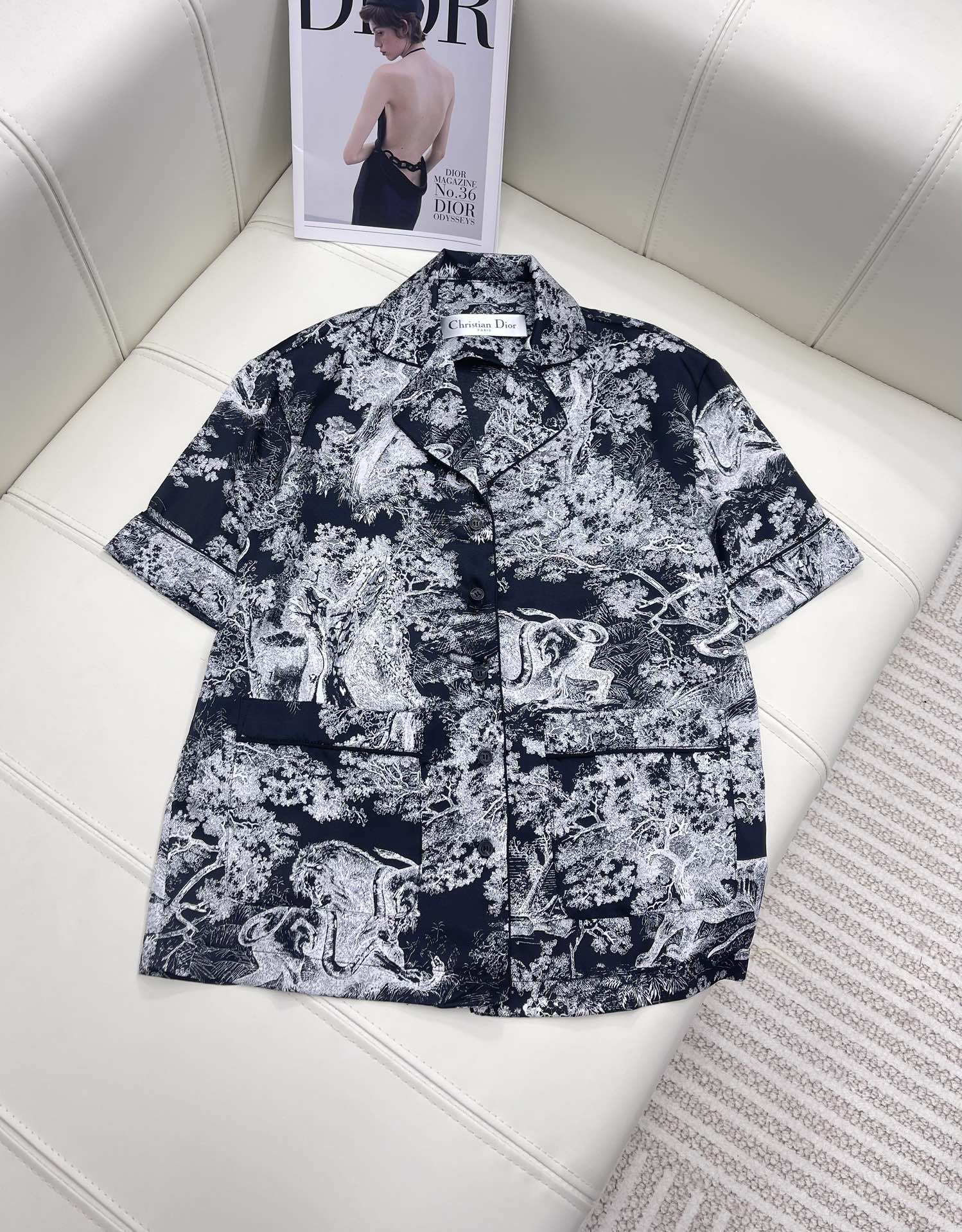 NO:696817,Dio* new product launch twill thick home set, customized twill thick material, classic animal jungle print pattern, showing the brand style charm, full of texture, complete set design, can be worn at home or outside, western style and fashionable, high version, 2 colors, dior,19860909Dio* 新品上架斜纹稠家居套装 定制斜纹稠材质 经典动物丛林印花图案 呈现品牌风格魅力 质感十足 成套设计 可家居可外穿 洋气时髦 高版本 2色,,dior,,Women's clothing