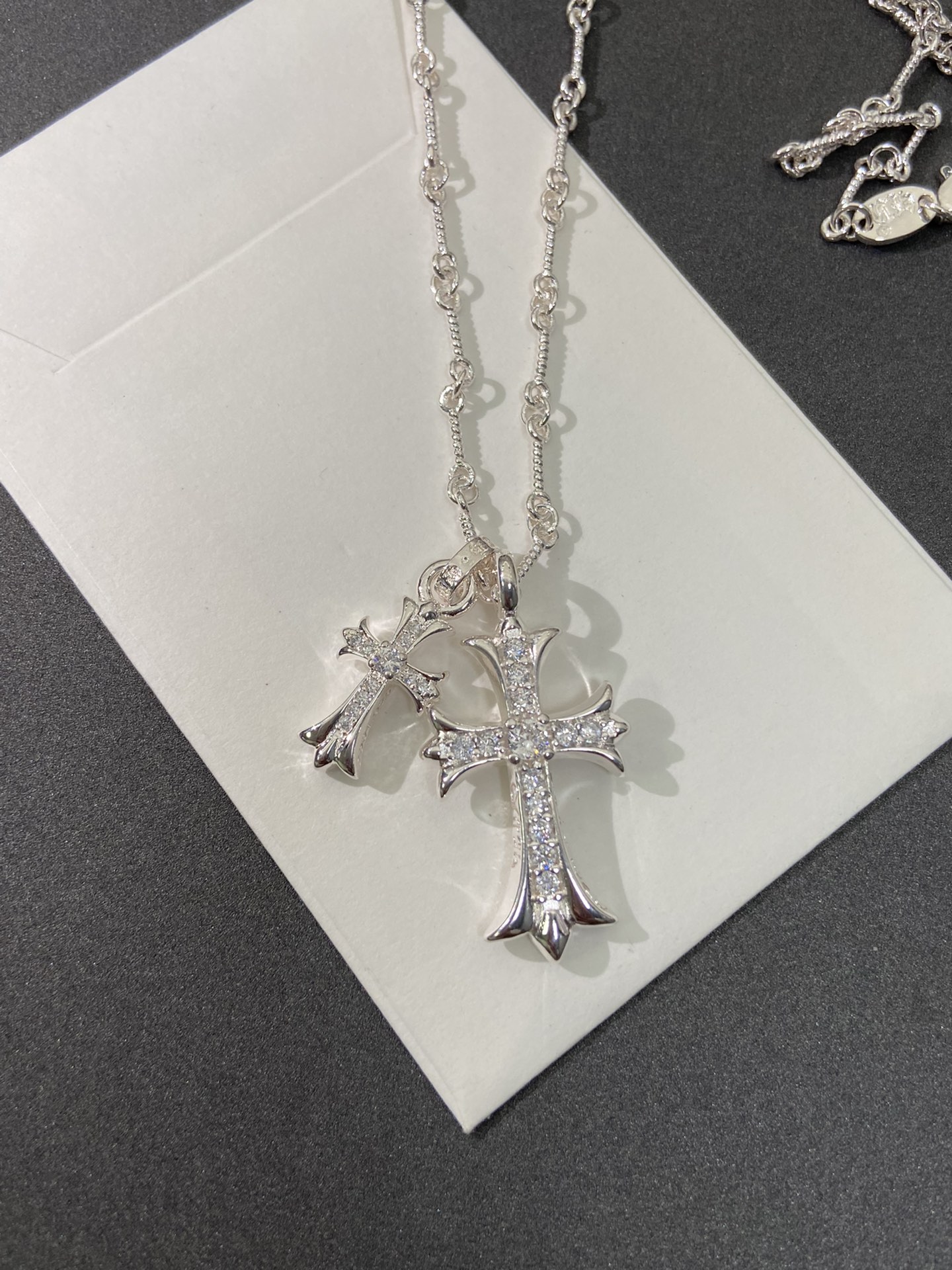 NO:114869,Croxin Classic diamond-set double cross, pure white necklace, can be matched on both sides, the pendant can be taken off and worn in various ways, how to match it, how to look good!  Don't miss it, just match it with a T-shirt, it's so fashionable, jewelry, chrome hearts, tees, t-shirt, necklace19860909克罗心 经典镶钻双十字架 纯白色项链 双面均可搭配 吊坠可以取下来多种佩戴方式 怎么搭怎么好看的款！辣妹们千万别错过 随便搭配一件T恤都潮到爆,饰品精品,chrome hearts,tees，t-shirt,necklace,Jewelry