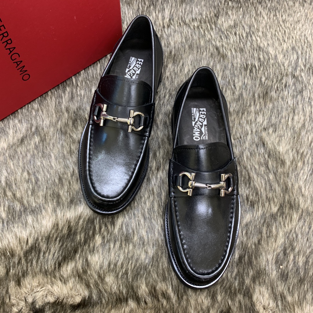 Salvatore Ferragamo Men's Leather Loafers with Metal Buckle 3 i1686408896 2787 1