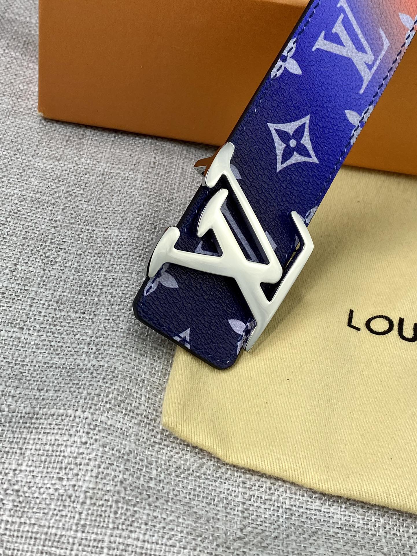 LV4.0宽Shape双面腰带令经典