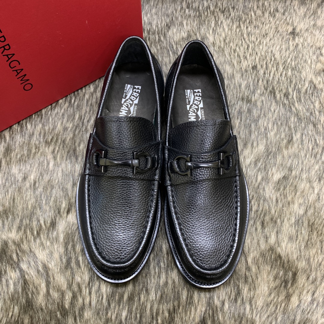 Salvatore Ferragamo Men's Leather Loafers with Iconic Buckle - Stylish & Comfortable 2 i1686409796 1608 0