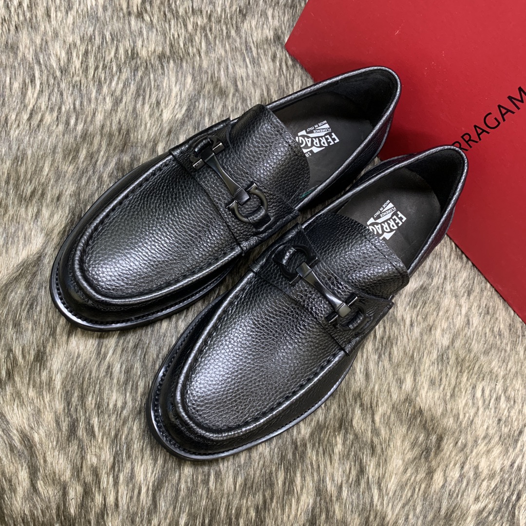 Salvatore Ferragamo Men's Leather Loafers with Iconic Buckle - Stylish & Comfortable 4 i1686409796 5896 2