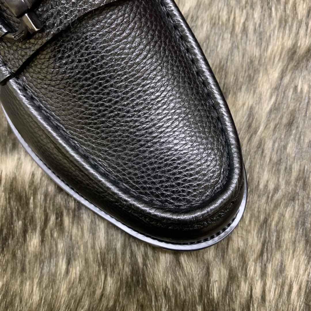 Salvatore Ferragamo Men's Leather Loafers with Iconic Buckle - Stylish & Comfortable 9 i1686409796 6240 7