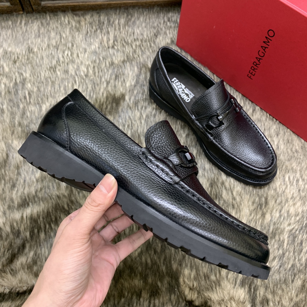 Salvatore Ferragamo Men's Leather Loafers with Iconic Buckle - Stylish & Comfortable 6 i1686409796 9133 4