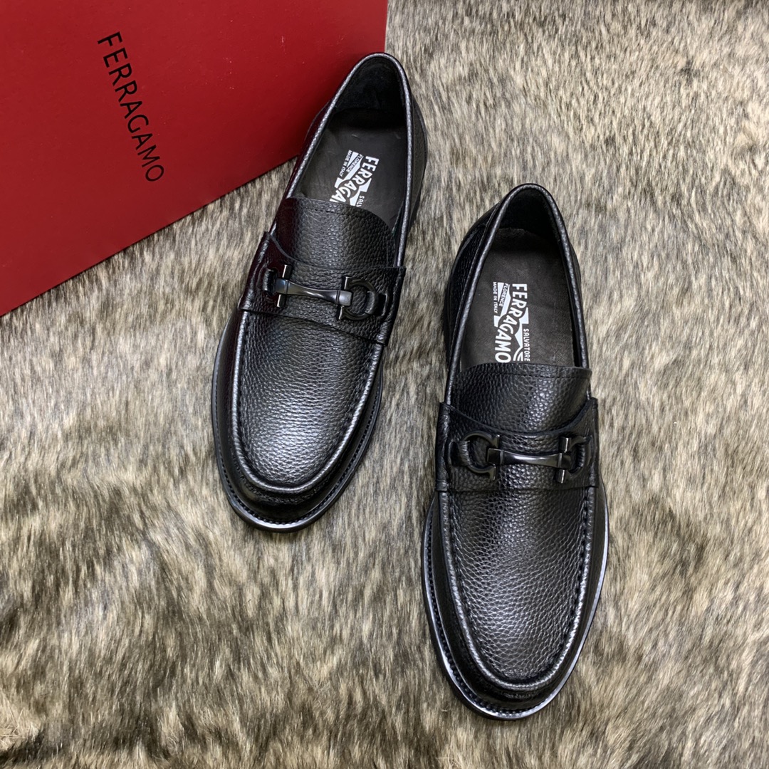 Salvatore Ferragamo Men's Leather Loafers with Iconic Buckle - Stylish & Comfortable 3 i1686409796 9656 1