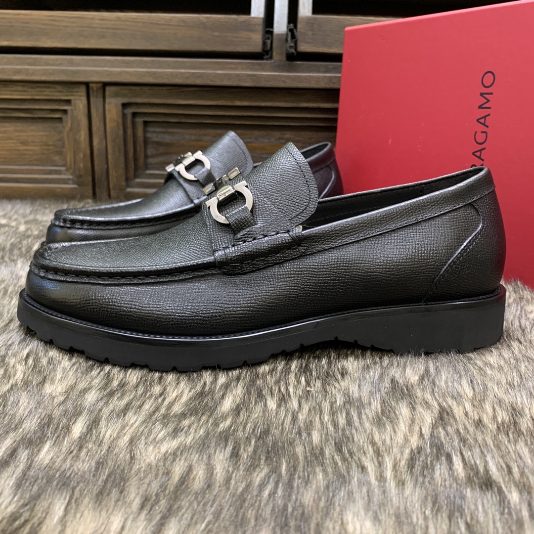 Salvatore Ferragamo Men's Leather Loafers with Iconic Buckle - Black 5 i1686409979 1157 3