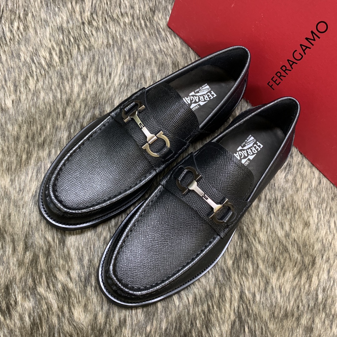 Salvatore Ferragamo Men's Leather Loafers with Iconic Buckle - Black 4 i1686409979 2580 2