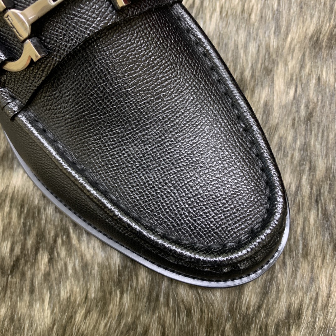 Salvatore Ferragamo Men's Leather Loafers with Iconic Buckle - Black 9 i1686409979 2600 7