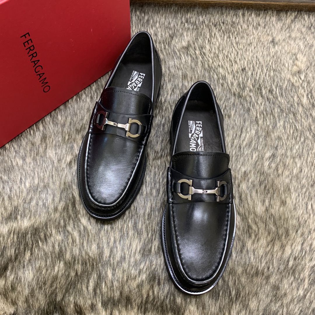 Salvatore Ferragamo Men's Leather Loafers with Iconic Buckle 3 i1686410015 9801 1