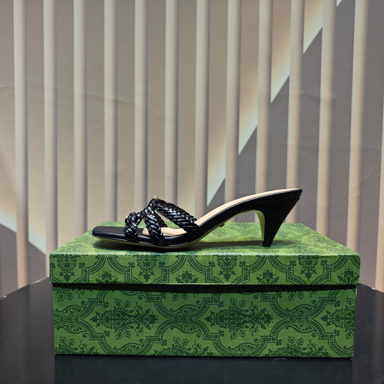 NO:265071,GUCCi high-end boutique slippers 5 Gucci early spring series GG crystal embellished diamond buckle braided sandals top purchasing quality!  The original version is replicated 1:1, and every detail has been carefully polished and carefully made. It can be compared with ZG, with the same quality as the ZG!  This braided sandal is made of shiny GG crystal gold interlocking double G hardware buckle embellished with fine cage upper, showing its imaginative style, with elegant feminine charm details to show femininity, creating a stunning new interpretation of works!  Original custom imported metal leather inner lining / footbed imported sheepskin lining heel 4.5cm/9cm outsole Italian genuine leather sole Size 35-42 (41 42 custom made without return) Packaging full set of green original packaging. Run-in price slippers Sandals, high heels slippers, gucci, gucci, sandals, high heels, slippers, sheepskin19860909GUCCi高端精品 拖鞋5古驰早春系列GG水晶缀饰钻扣编织带凉鞋顶级代购品质！原版1:1复刻,毎个细节皆经过精心打磨细腻制作.可与ZG对比如一,无二品质！ 这款编织带凉鞋由饰闪亮GG水晶金色互扣式双G五金扣点缀细带精致笼形鞋面制作而成,尽显天马行空风范,富有优雅女性魅力细节展现女性气质的理念,打造令人惊艳的作品焕新演绎！ 面料原版定制进口金属皮 内里/垫脚进口羊皮里 鞋跟4.5cm/9cm 大底意大利真皮底 尺码35-42（41 42定做不退换） 包装全套绿色原包装. 跑量价拖鞋 凉鞋,高跟鞋拖鞋,gucci,gucci,sandals,high heels,slippers,sheepskin,Women's Shoes