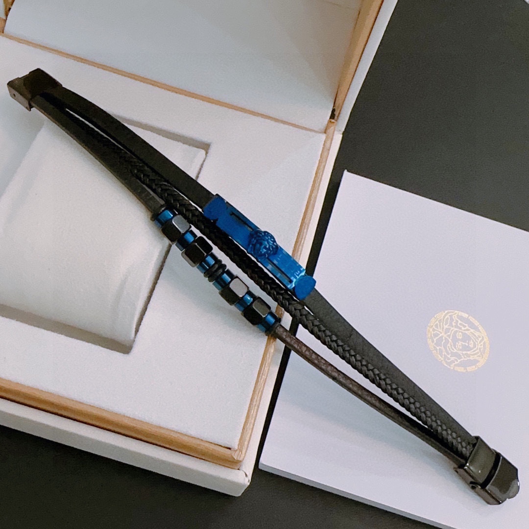 P110   高品质Versace 范思哲 杜美莎标志牛皮手绳手链 帅气酷炫 同时透露着一丝不羁的自由气息 展现别样趣味魅力 做工精致 绝对高逼格 等同正品 长度22cm可调节可更改