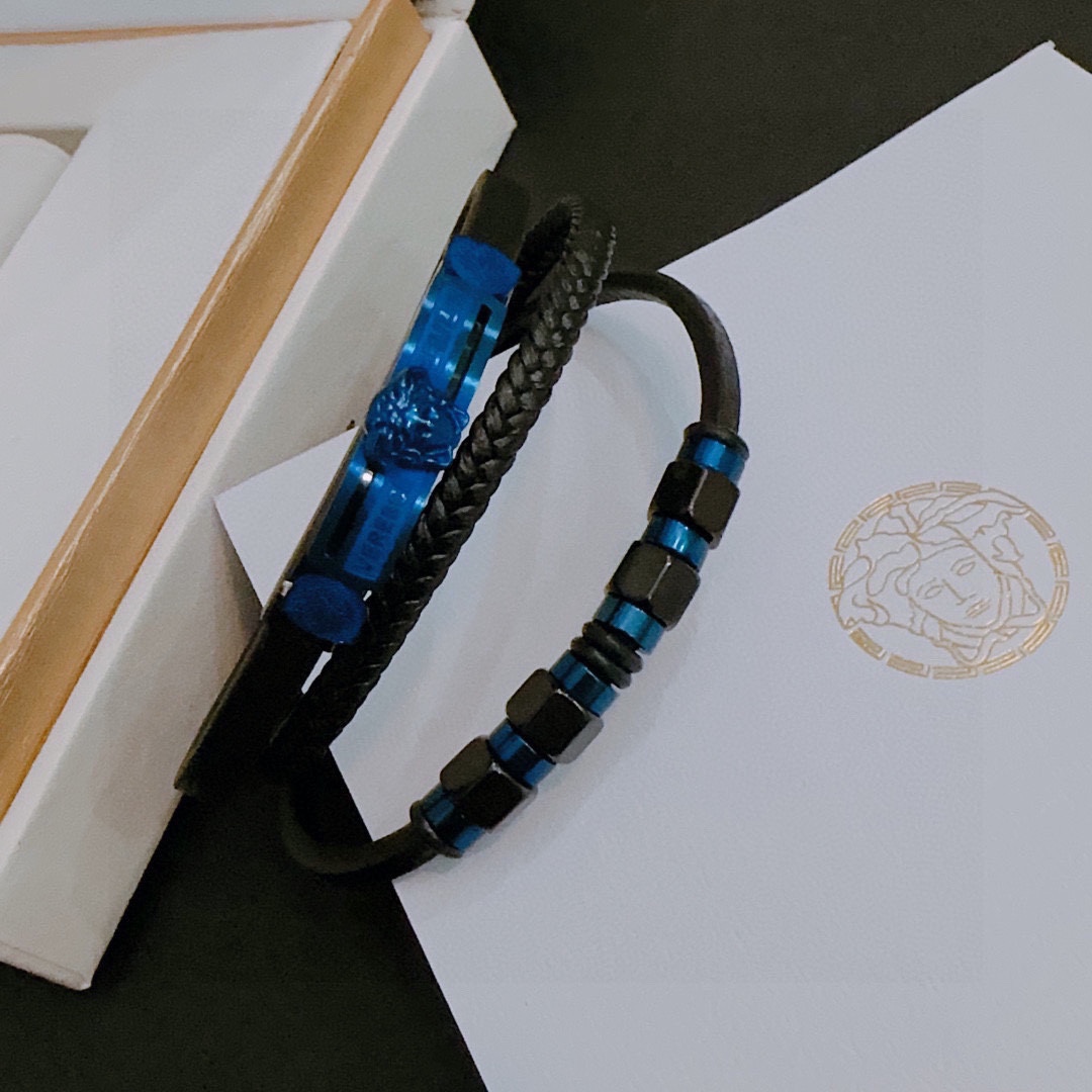 P110   高品质Versace 范思哲 杜美莎标志牛皮手绳手链 帅气酷炫 同时透露着一丝不羁的自由气息 展现别样趣味魅力 做工精致 绝对高逼格 等同正品 长度22cm可调节可更改