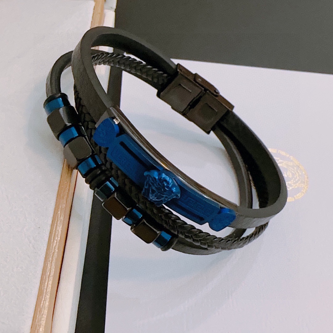 P110   高品质Versace 范思哲 杜美莎标志牛皮手绳手链 帅气酷炫 同时透露着一丝不羁的自由气息 展现别样趣味魅力 做工精致 绝对高逼格 等同正品 长度22cm可调节可更改