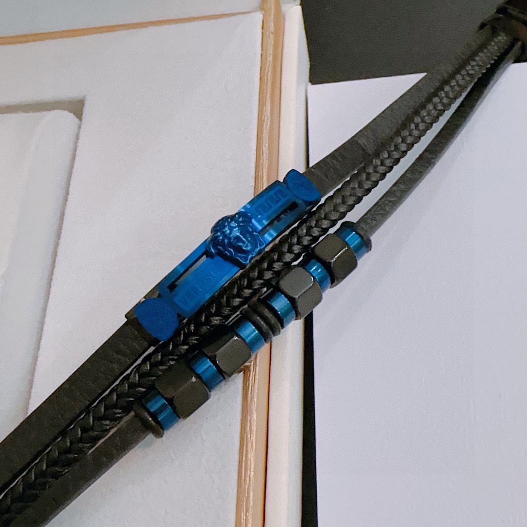 P110   高品质Versace 范思哲 杜美莎标志牛皮手绳手链 帅气酷炫 同时透露着一丝不羁的自由气息 展现别样趣味魅力 做工精致 绝对高逼格 等同正品 长度22cm可调节可更改