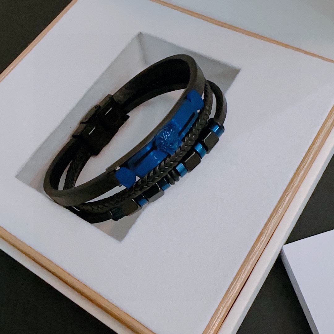 P110   高品质Versace 范思哲 杜美莎标志牛皮手绳手链 帅气酷炫 同时透露着一丝不羁的自由气息 展现别样趣味魅力 做工精致 绝对高逼格 等同正品 长度22cm可调节可更改