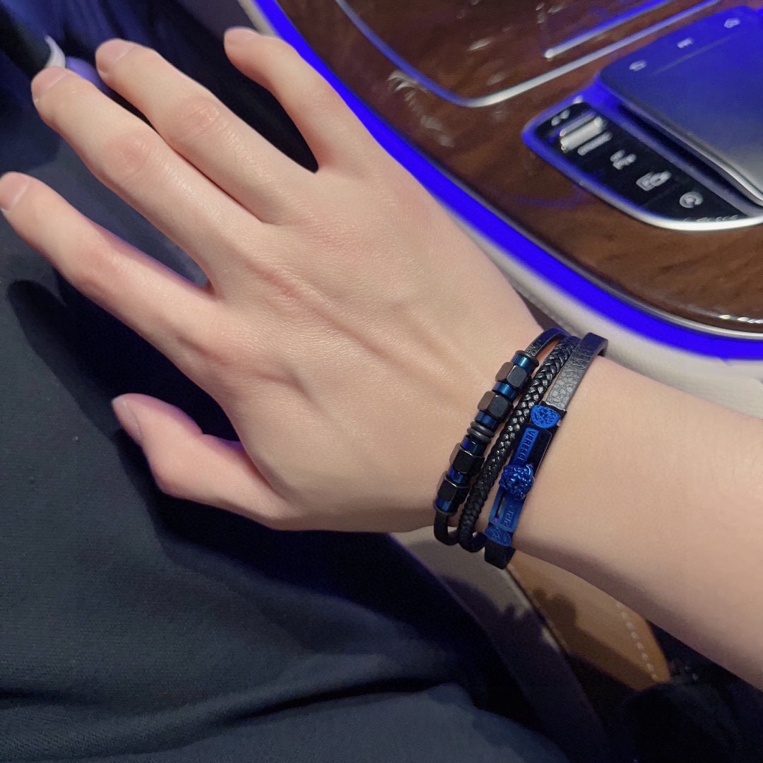 P110   高品质Versace 范思哲 杜美莎标志牛皮手绳手链 帅气酷炫 同时透露着一丝不羁的自由气息 展现别样趣味魅力 做工精致 绝对高逼格 等同正品 长度22cm可调节可更改