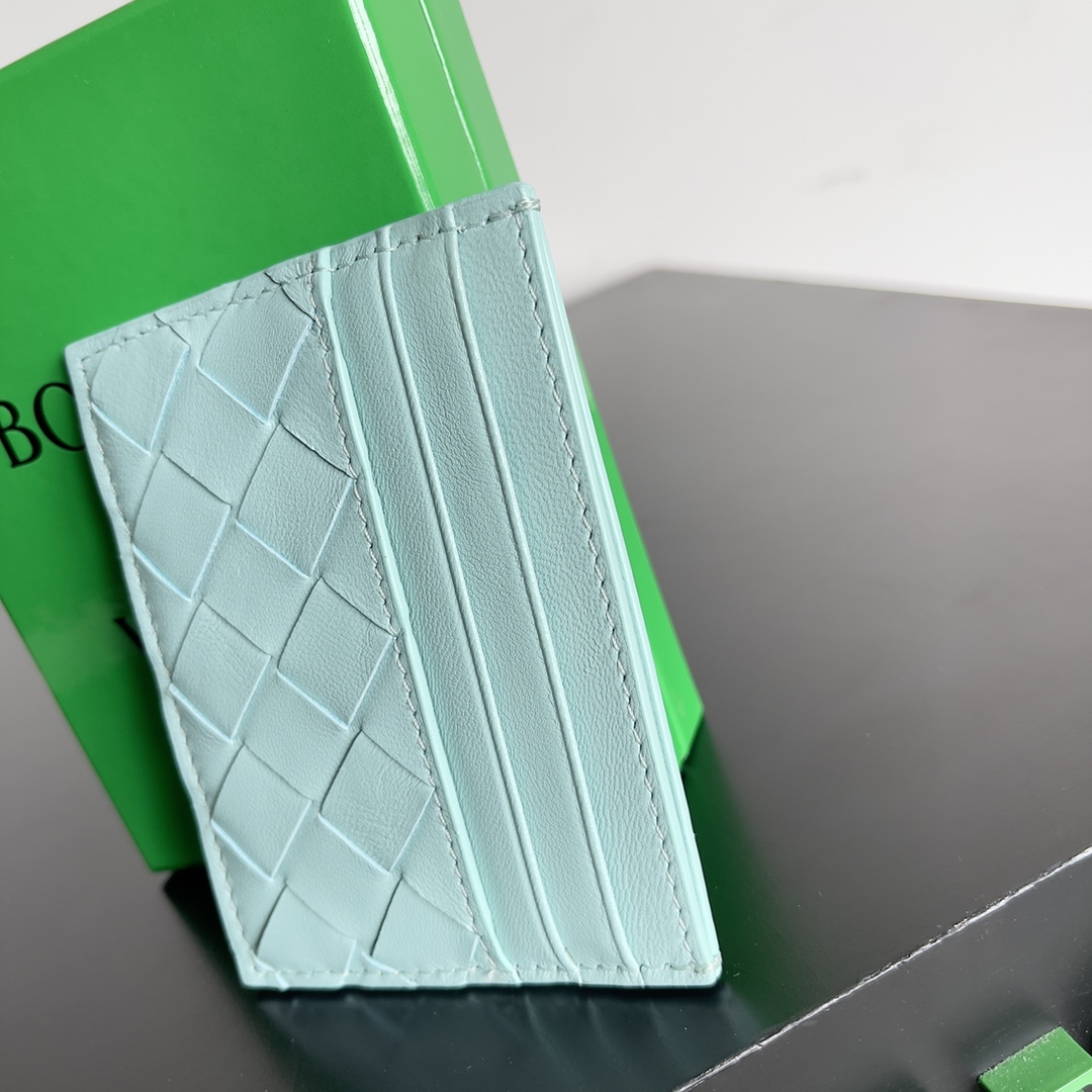 BV编织卡包简单低调的卡包实用选来选去最经典的还是编织款颜色多选超级耐看️装个身份证跟银行卡绝对的实用触