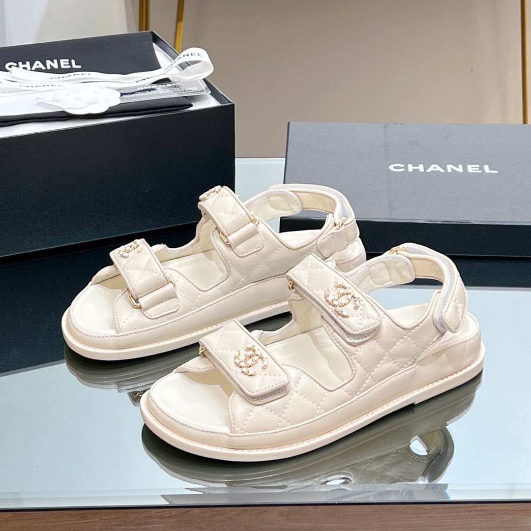 NO:386570,[High-up version] 310 25ss Xiaoxiang CHANEL CHANEL counter mainly promotes Velcro beach sandals new color series, which is very beautiful!  Many celebrities are popular with each other, a versatile series that domestic and foreign bloggers have been popular. It is a must-have sandal for spring and summer wardrobe matching. The first choice for sandals. Velcro sandals that must be purchased this year are the simplest and most expensive versatile versatile artifact!  Super attractive!  The latest materials and design elements will be launched every quarter~ Velcro is easy to put on and take off at will, and the fabric is customized with original material upper, the texture is really good, and the foot binding feel is comfortable on the feet. The exquisite and fragrant logo hardware buckle is available in the mold!  Classic is not easy to get out of style!  Imported lambskin inside, thickened Italian leather sole!  size:35-39 (40, 41, 42 custom made without return) Give the latest counter and the latest exquisite packaging, sandals, chanel, chanel, sandals, sheepskin, Leather soles19860909【高版本】310 25ss 小香 CHANEL香奈儿专柜主推魔术贴沙滩凉鞋新色系列上新 美爆了！众多明星网红上脚,国内外博主刷爆的一个百搭系列,春夏衣橱搭配必备 凉鞋首选. 今年必须入手的魔术贴凉鞋,这款是最简单而且最贵的万能百搭神器！超级耐看哟！ 每一季度都会推出最新材质和设计元素～魔术贴轻松随意穿脱 面料订制原版材质鞋面,质感真的很好,上脚有舒适的裹脚感. 开模精致小香的logo五金扣！经典又不容易过时！ 内里进口小羊皮 加厚意大利真皮大底！ size:35-39（40,41,42订做不退换） 送最新专柜最新精美包装,凉鞋,chanel,chanel,sandals,sheepskin,Leather soles,Women's Shoes