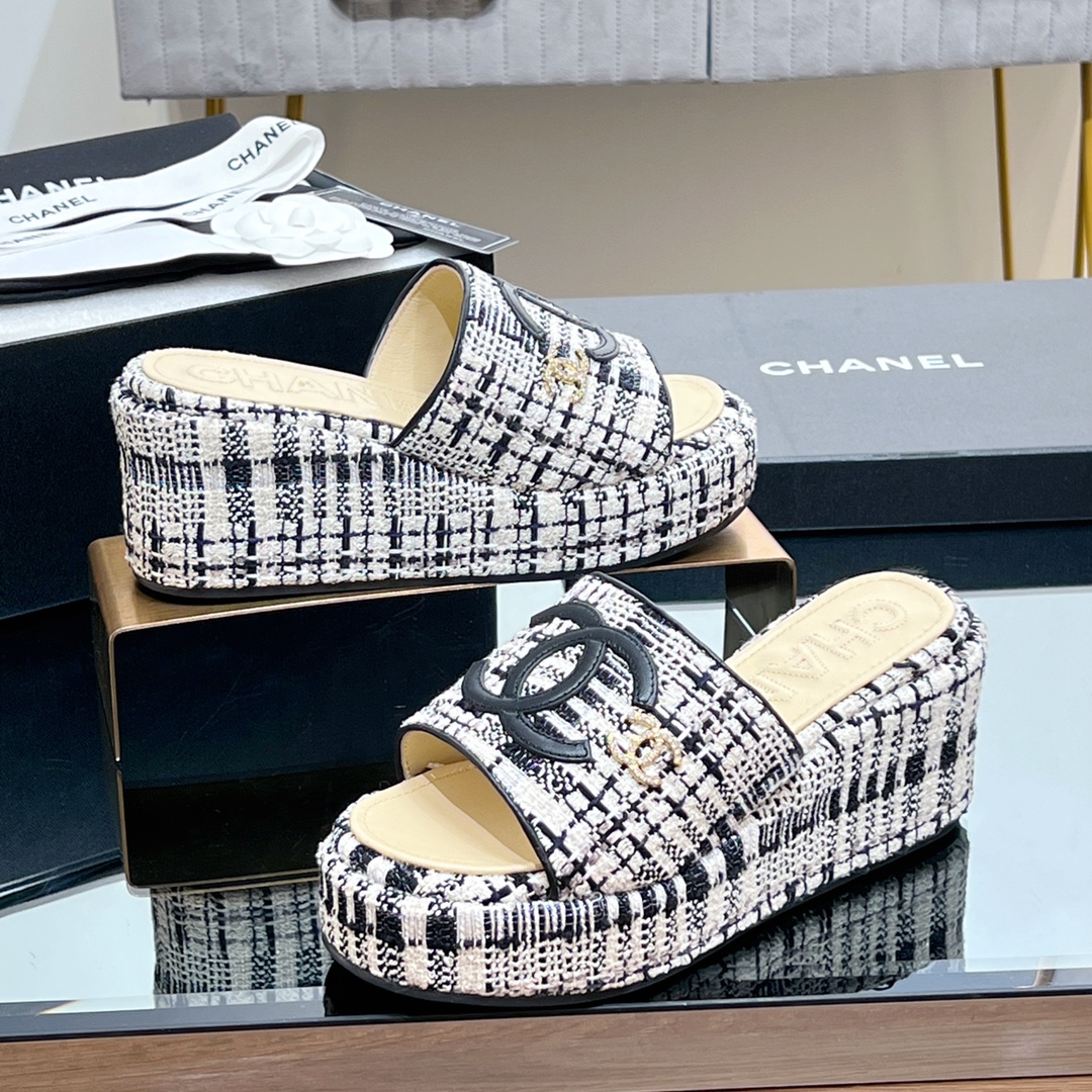 NO:129760,[Factory Out] The real shot is so beautiful Chanel new tweed thick-soled slippers heeled platform sandals. It's really so beautiful!  Chanel is a summer color, a must-have fairy style. I like this pair of shoes so much. Chanel23 sponge cake cloth-based embroidered wedge slippers. Everyone must have a pair of them in summer. Each color is very white~ Make the skin look clearer. You can feel it when you wear these shoes. Classic large pair of C design. The feet feel soft and glutinous, and the height is absolutely 7 cm high. Don’t miss it!  size 35~39 (40 custom made, no return or replacement), slippers, chanel, chanel, slippers19860909【工厂出】 实物拍摄太美啦Chanel新款呢子厚底拖鞋坡跟防水台凉拖鞋 真的太美啦吧！ 香奈儿属于夏天的颜色 仙女必备爆款 太喜欢这双鞋了 Chanel23松糕布面刺绣坡跟拖鞋 夏天必须人手一双 每个色系都很显白～ 让皮肤看起来更加清透 穿上这双鞋就能感受到 经典大双C设计 脚感软糯糯,7公分增高绝绝子,千万不要错过哦！ size 35~39（40定做、不退不换）,拖鞋,chanel,chanel,slippers,Women's Shoes