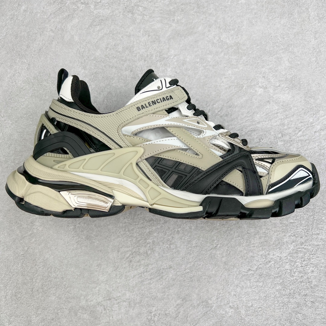 💰460 ＃VG零售版 BALENCIAGA Track 2.0 巴黎世家复古老爹鞋 全套原纸板楦头开发 最原汁原味的灵魂版型 全鞋荧光划线卡点 胶水把控整洁度追求极致完美 每一双都是工艺品 多重QC质检 超越公司货的品控标准 实实在在的免检产品 原盒原配 正确字体电绣 粗细、位置、大小正确 侧边TPU 透气孔匹配意产原版 正确气垫分离大底 TPU软底 原版一致大底LOGO 立体感十足 原厂皮料水洗做旧 采购原厂网纱 该款鞋采用网眼布和尼龙制成 不含皮革 鞋舌饰有Track.2橡胶品牌标识 外侧饰有橡胶品牌标识 泡沫后帮压印品牌标识 外底正面压印BB标识 由176块饰片拼接而成的铰接式鞋面 侧面配金属质感网眼布 内面配有额外金属光泽饰件 包含1副鞋带和1副备用鞋带 后帮配有拉环鞋提 动态鞋底设计 为双脚带来后续的助力 正常尺码 Size：35 36 37 38 39 40 41 42 43 44 45 46 编码：by5936030-运动鞋