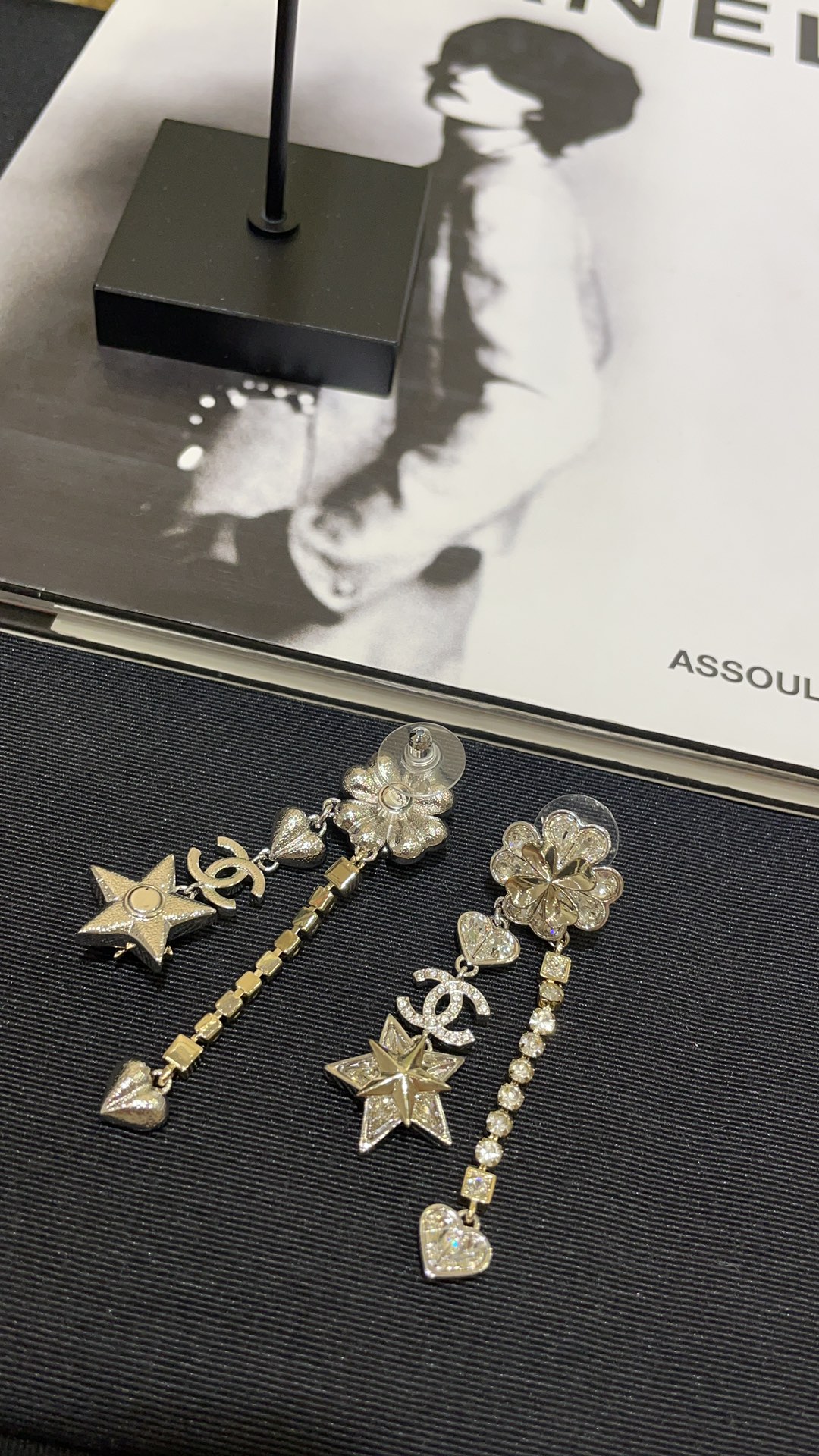 NO:632347,88320, Today’s new product Lucky Four Leaf Clover 23s New Four Leaf Clover Full Diamond Double C Love Diamond Star Tassel Earrings Lucky Four Leaf Clover Love Diamond Five-Pointed Star Tassel The superposition of various elements and details, the extravagance value, the upper body has a high-end jewelry feel, buy it and earn money z consistent brass material Swarovski diamonds, Cartier high-end jewelry1986090988320,今日新品幸运四叶草 23s新款四叶草满钻双C爱心钻星星流苏耳钉 幸运四叶草爱心钻五角星流苏 各种元素细节的叠加 贵气值 上身很有高级珠宝的feel 买到赚到 z一致黄铜材质施华洛钻,,卡迪亚高端饰品,Jewelry