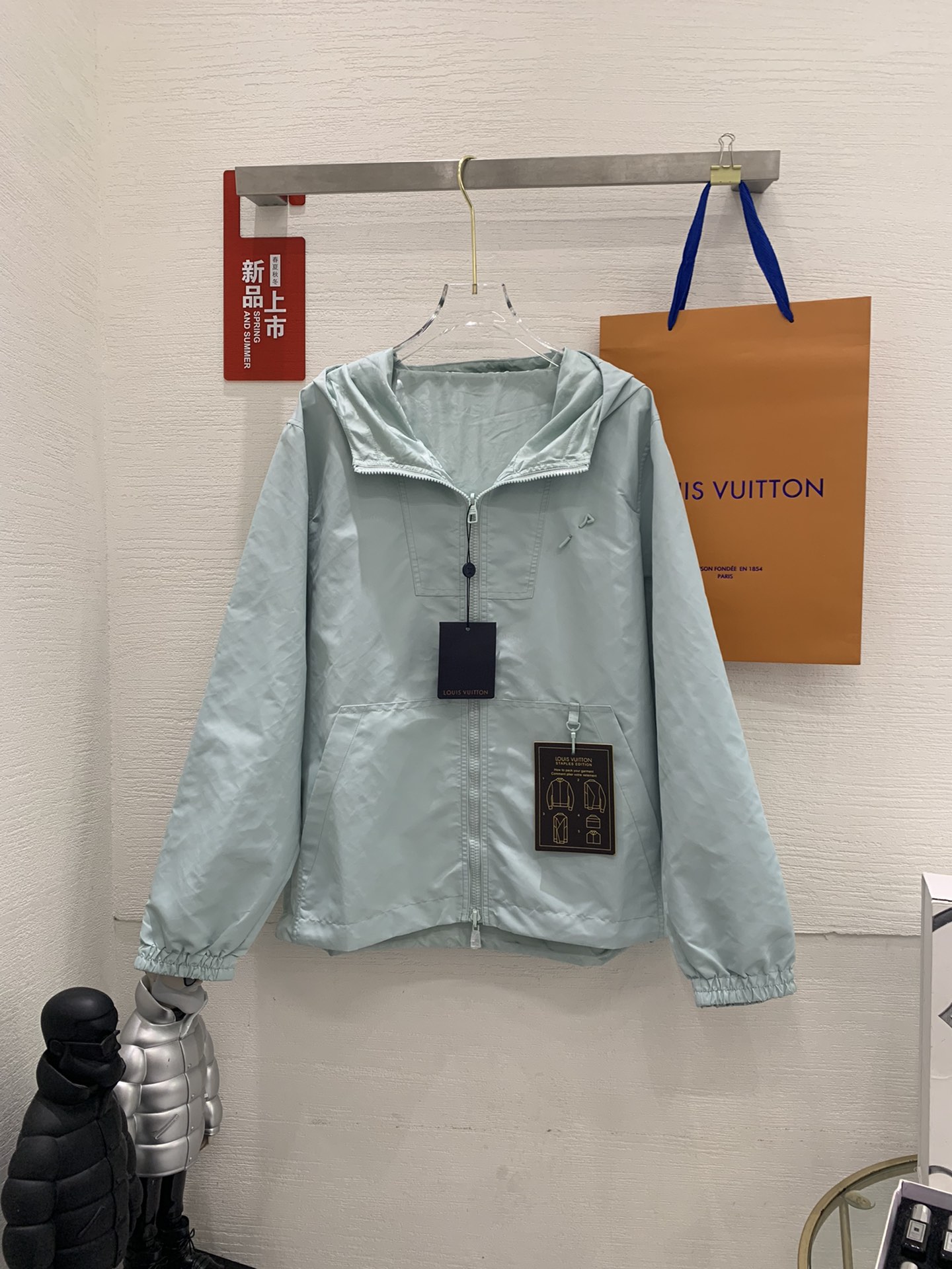 NO:320096,[Double-sided windproof jacket] Official website price 22,700. The clean color fabric is made of [nylon encrypted matte twill], the jacquard fabric is made of [50D nylon color woven jacquard cloth], the front face of the clean color fabric is made of [positioning laser flower], [hand-made white copper material] with logo surface sprayed on the surface of the triangular pin, and the front cover is made of [hardware keychain hanging folded clothes hanging clothes hanging plate]  , The front chest placket of jacquard letters is made of [single-piece flow purely hand-restored flower cut], the cut pieces are all numbered, and the insert bag is also [restored flower number cut], the fabric is relatively thin and silky, and the precision and time-consuming to cut is required. The front middle is matched with [double loop puller 5# track tooth zipper], the hem and hat are worn with [spiral elastic rope with ring anti-slip buckle], [square with logo pig nose buckle], all holes are made of hardware [with logo on cloth color corns].,, jackets & coats, keychain, hats, alexander wang19860909【双面防风夹克】官网价22700 净色面料采用【尼龙加密消光斜纹布】,提花面料采用【50D尼龙色织提花布】, 净色布面前幅采用【定位激光烧花】,【手工穿白铜材质】带logo表面喷亮面漆三角形别针,前幅插袋处采用【五金件钥匙扣挂折叠衣服挂衣牌】 ,提花字母面前胸门襟采用【单件流纯手工还原花裁剪】,裁片全部打编号,插袋也是【还原花编号剪裁】,面料比较轻薄丝滑,要裁剪的精准极耗费时间,前中搭配【双循环拉头5#轨道牙拉链】,下摆跟帽子穿【螺旋纹弹力绳搭配圆环防滑扣】,【方形带logo猪鼻扣】,全部开孔打五金【带logo对布色鸡眼】.,,jackets & coats,keychain,hats,alexander wang,Women's clothing