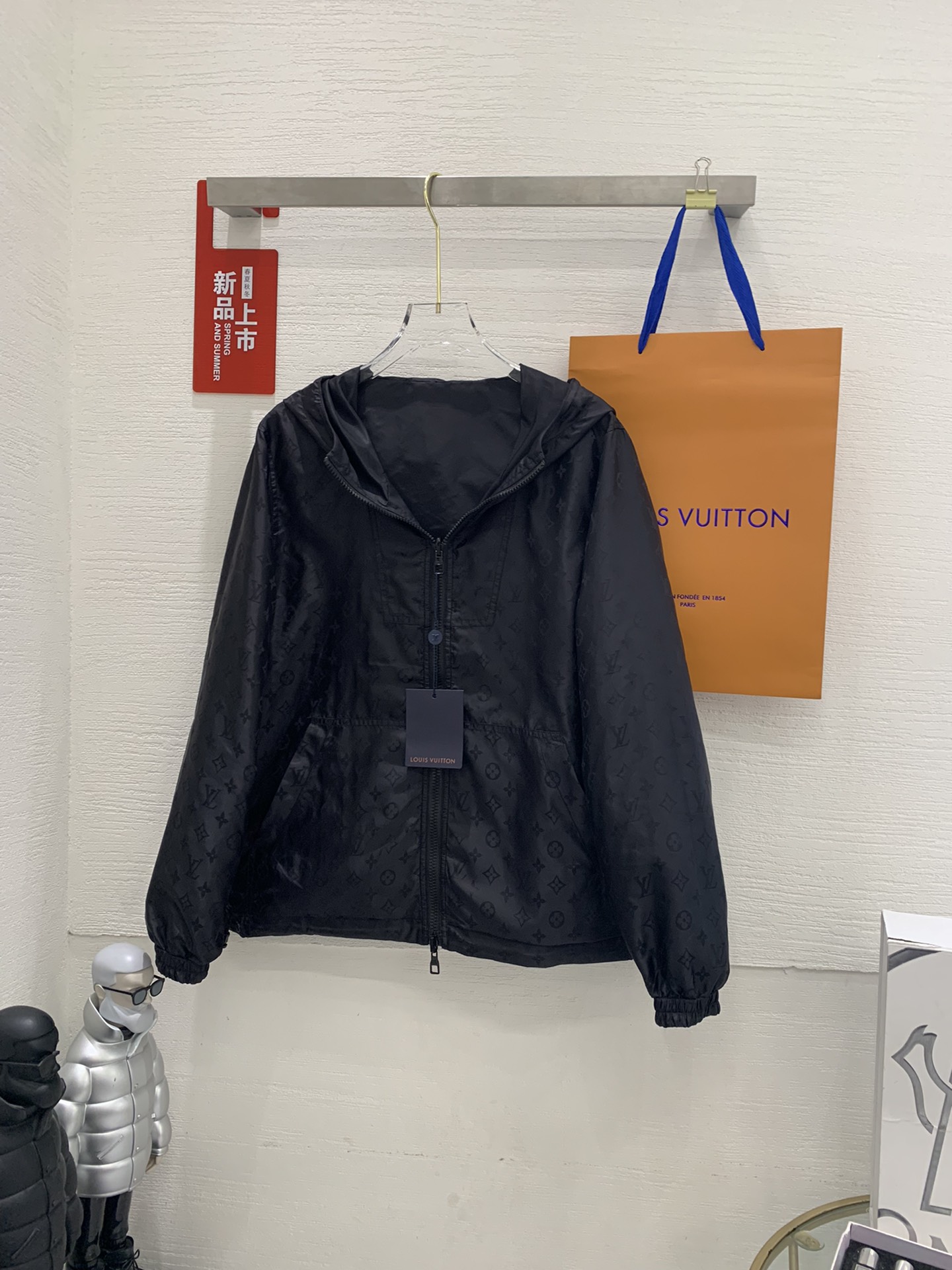 NO:320088,[Double-sided windproof jacket] Official website price 22,700. The clean color fabric is made of [nylon encrypted matte twill], the jacquard fabric is made of [50D nylon color woven jacquard cloth], the front face of the clean color fabric is made of [positioning laser flower], [hand-made white copper material] with logo surface sprayed on the surface of the triangular pin, and the front cover is made of [hardware keychain hanging folded clothes hanging clothes hanging plate]  , The front chest placket of jacquard letters is made of [single-piece flow purely hand-restored flower cut], the cut pieces are all numbered, and the insert bag is also [restored flower number cut], the fabric is relatively thin and silky, and the precision and time-consuming to cut is required. The front middle is matched with [double loop puller 5# track tooth zipper], the hem and hat are worn with [spiral elastic rope with ring anti-slip buckle], [square with logo pig nose buckle], all holes are made of hardware [with logo on cloth color corns].,, jackets & coats, keychain, hats, alexander wang19860909【双面防风夹克】官网价22700 净色面料采用【尼龙加密消光斜纹布】,提花面料采用【50D尼龙色织提花布】, 净色布面前幅采用【定位激光烧花】,【手工穿白铜材质】带logo表面喷亮面漆三角形别针,前幅插袋处采用【五金件钥匙扣挂折叠衣服挂衣牌】 ,提花字母面前胸门襟采用【单件流纯手工还原花裁剪】,裁片全部打编号,插袋也是【还原花编号剪裁】,面料比较轻薄丝滑,要裁剪的精准极耗费时间,前中搭配【双循环拉头5#轨道牙拉链】,下摆跟帽子穿【螺旋纹弹力绳搭配圆环防滑扣】,【方形带logo猪鼻扣】,全部开孔打五金【带logo对布色鸡眼】.,,jackets & coats,keychain,hats,alexander wang,Women's clothing